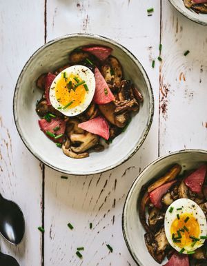 Oeufs-mollets-champignons-bacon